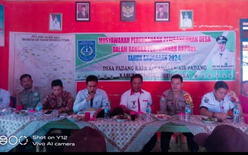 Dukung Penuh Program Pemerintah Desa, Bhabinkamtibmas Hadiri Musdes Desa Padang Kala