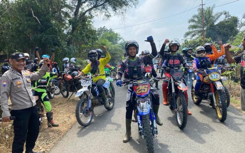 Polsek Giri Mulya Bersama Comunitas Trail Adventure Bengkulu Utara Lakukan Bakti Sosial
