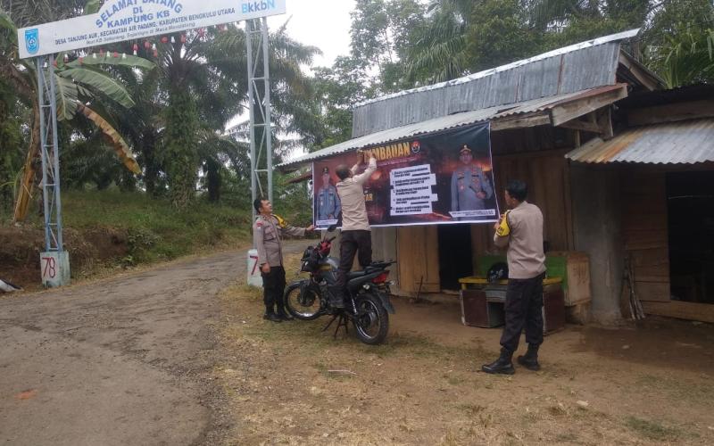 Sosialisasikan Karhutla, Polsek Lais Pasang Spanduk Imbauan