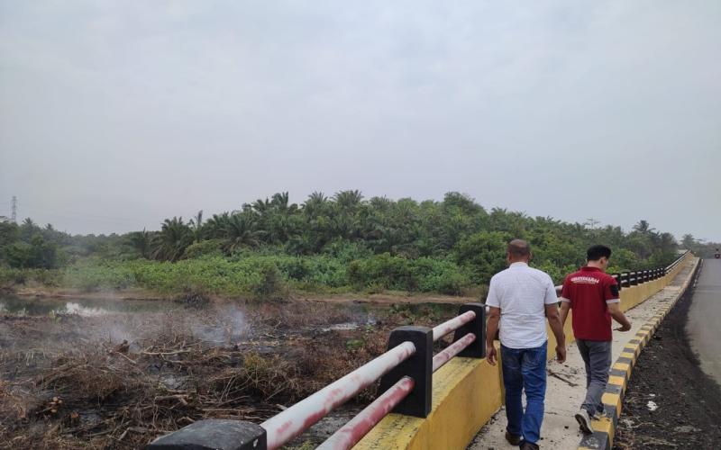 Personel Polsek Air Besi Cek Titik Api di Desa Kota Agung