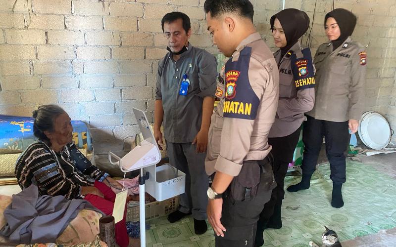 Warga Sambut Antusias Bakti Kesehatan Polri di Rempang