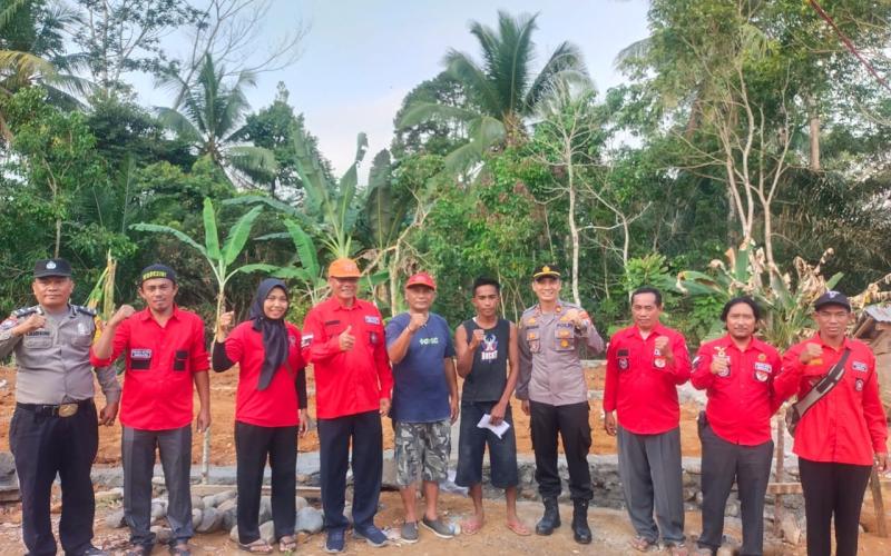 Kapolsek Giri Mulya bersama Ormas PBB Serahkan Bansos kepada Korban Kebakaran