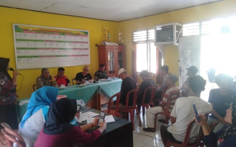 Personel Polsek Air Besi Pantau Penyaluran BLT DD Desa Pukur