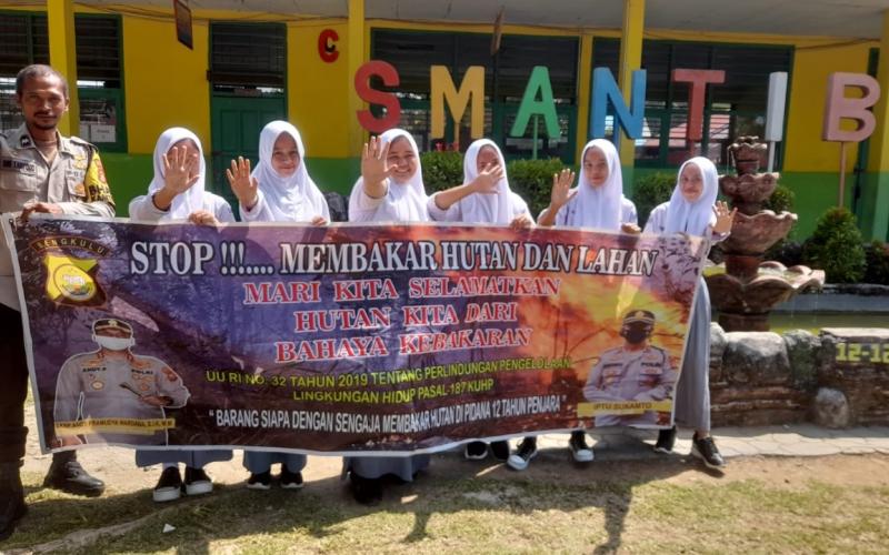 Police Goes To School, Polsek Lais Sosialisasikan Karhutla Ajak Para Siswa Cegah Kebakaran Hutan dan Lahan 