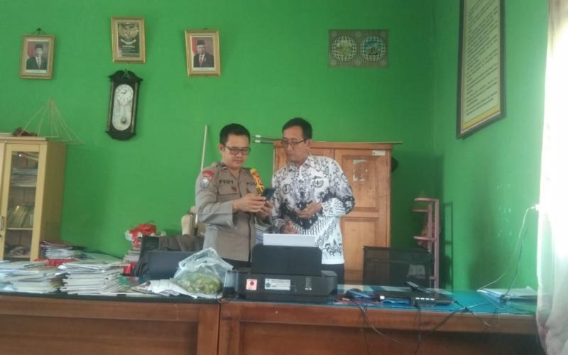 Gencar Sosialisasikan Aplikasi Super APP, Personel Polsek Lais Sambangi SMPN 06 Bengkulu Utara