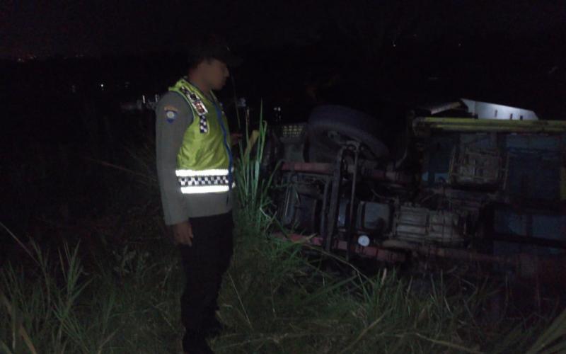 Satu Unit Truk Bermuatan Batu Bara Terguling, Polres Rejang Lebong Lakukan Pengamanan Lokasi