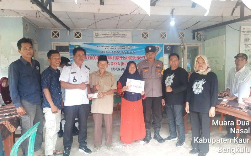 Bhabinkamtibmas Polsek Nasal Monitoring Pembagian BLT-DD Tahap III di Desa Muara Dua 
