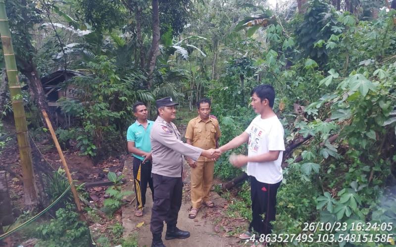 Bhabinkamtibmas Polsek Nasal Gelar Problem Solving Terkait Adanya Pemortalan Jalan oleh Warga Menuju PT CBS 