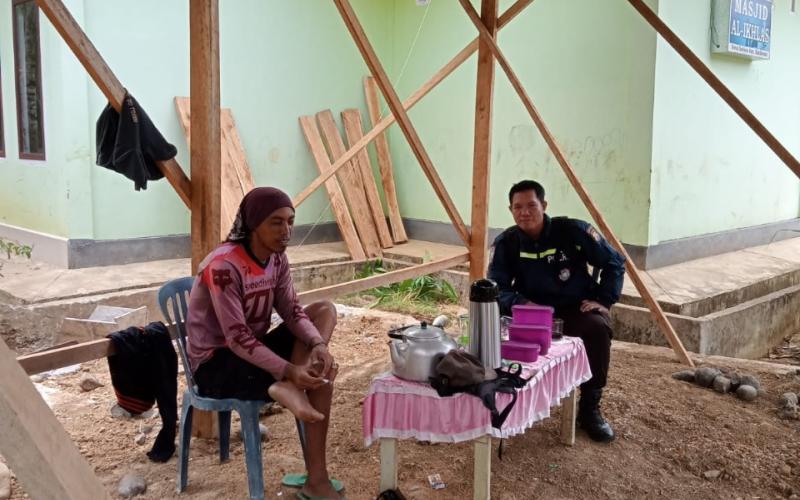 Ngopi Bareng Bersama Warga Binaanya, Bhabinkamtibmas Binluh Kamtibmas
