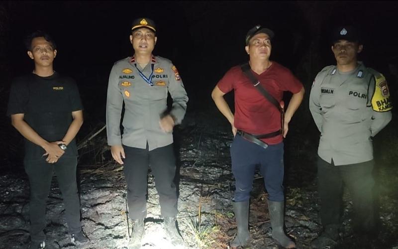 Quick Respon, Kapolsek Giri Mulya Bersama Personel Bantu Padamkan Kebakaran Lahan di Desa Tanjung Anom