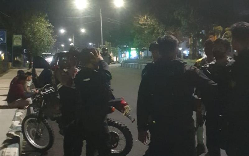Patroli, Personel Polsek Ratu Agung Lakukan Penertiban Pemuda yang Nongkrong dan Mabukan-Mabukan di Pinggir Jalan 