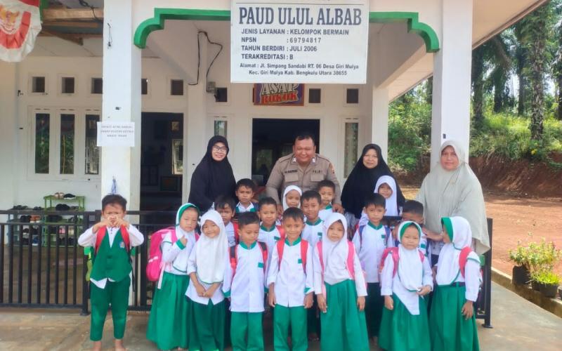 Hadir Ditengah Masyarakat, Polsek Giri Mulya Sambangi Paud Ulul Albab di Desa Giri Mulya 