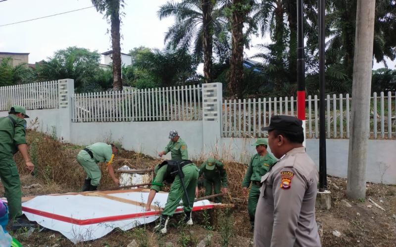 Polsek Giri Mulya Lakukan Pengamanan Penertiban APK dan APS Pemilu Tahun 2024 Oleh Panwascam 