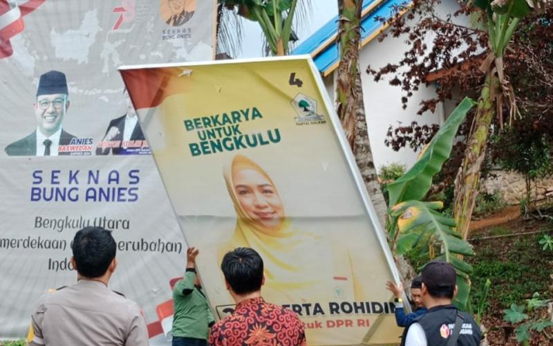 Polsek Lais Amankan Penertiban APK dan APS Yang Dilaksanakan Panwas Kecamatan Air Padang