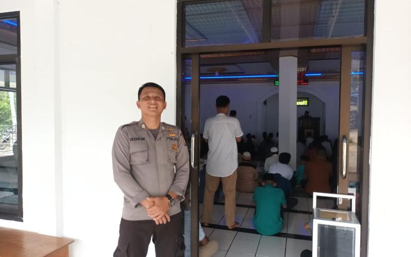Polsek Giri Mulya Hadir di Tengah Masyarakat, Lakukan Pengamanan Sholat Jumat di masjid Al Huda