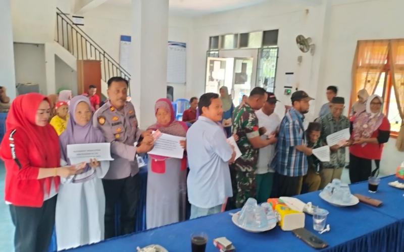 Dihadiri Kapolsek Lais, Desa Talang Rasau Salurkan BLT DD