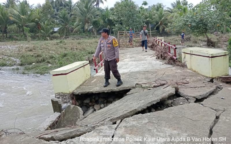 Pasca Terjadinya Banjir, Personel Polsek Kaur Utara Lakukan Monitoring Pengecekan Lahan yang Mengalami Kerusakan  