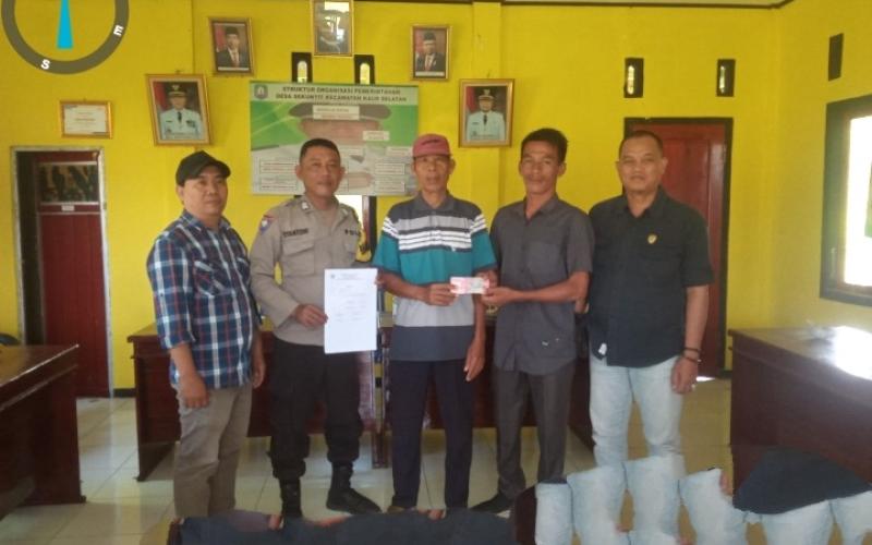 Dukung Program Desa Berjalan Lancar, Bhabinkamtibmas Polek Kaur Selatan Monitoring Pembagian BLT 