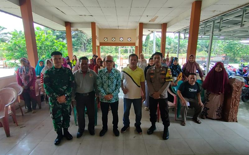 Bhabinkamtibmas Polsek Air Besi Hadiri Penyaluran BLT-DD di Desa Pasar Bembah