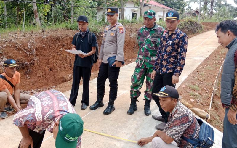 Polsek Giri Mulya Hadiri Monitoring Dan Evaluasi Pembangunan Fisik Di Desa Tanjung Anom