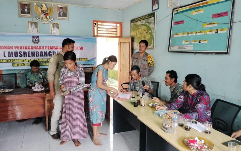 Bhabinkamtibmas Polsek Lais Hadiri Penyaluran BLT DD Teluk Ajang 