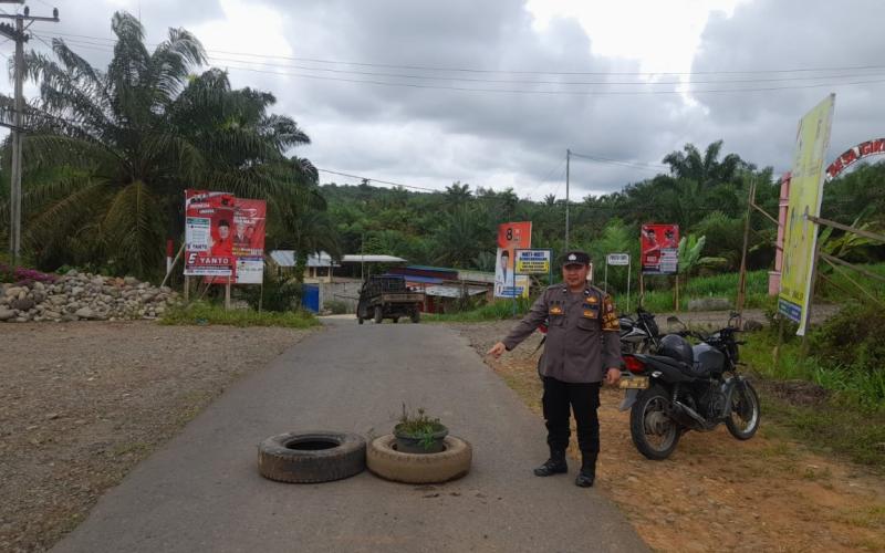 Quick Respon, Polsek Giri Mulya Bantu Evakuasi Mobil Truck Patah As Roda