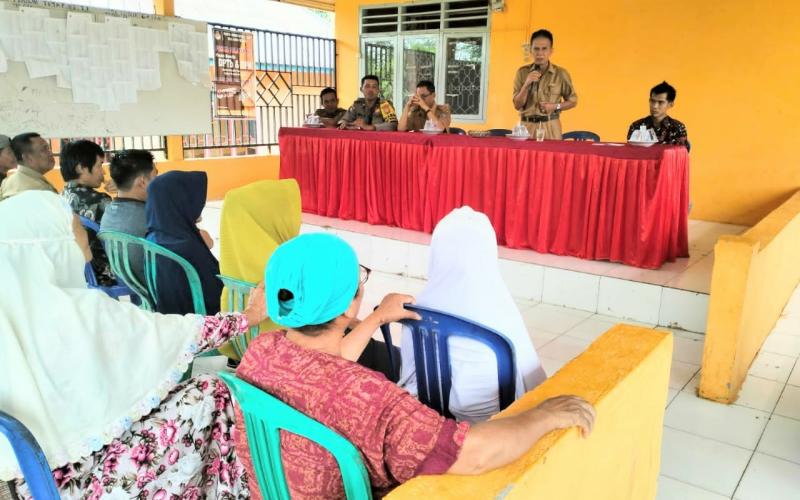 Bhabinkamtibmas Polsek Lais Hadiri Penyaluran BLT DD Tahap Akhir Tahun 2023 di Desa Lubuk Gedang