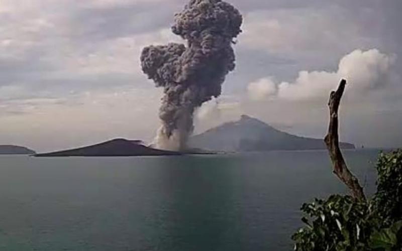 Masyarakat Pesisir dan Nelayan Diimbau Waspadai Erupsi Gunung Anak Krakatau