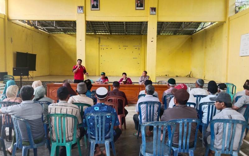 Bhabinkamtibmas Polsek Hadiri Penyaluran BLT DD di Desa Rena Jaya