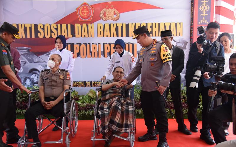 Kapolri dan Panglima TNI Berikan Bantuan Kesehatan Gratis di Maluku