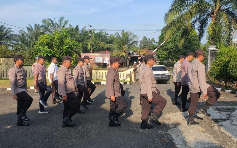 Latih Kekompakan, Kapolsek Giri Mulya Pimpin Latihan Perdaspol