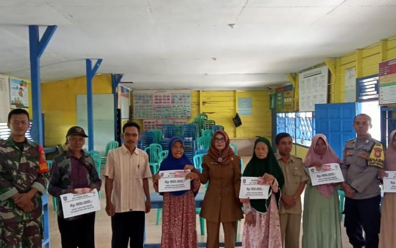 Penyaluran BLT DD di Desa Tanjung Anom di Hadiri oleh Bhabinkamtibmas Polsek Giri Mulya
