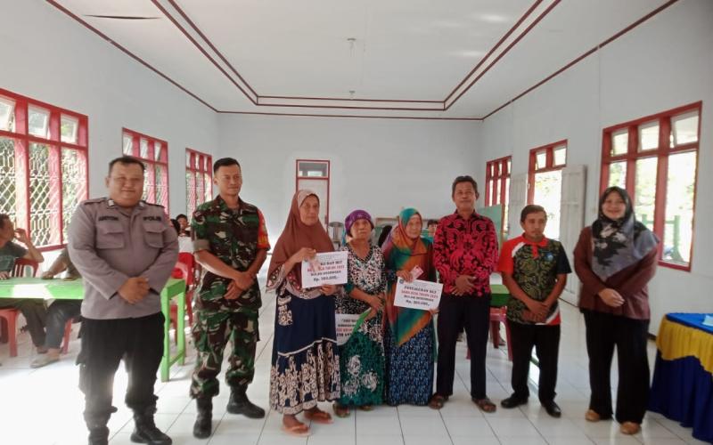 Polsek Giri Mulya Awasi Pembagian BLT DD di Desa Wonoharjo