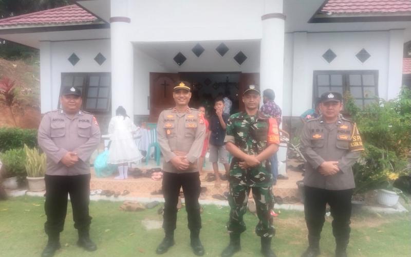 Sinergitas TNI - Polri, Melaksanakan Pengamanan Misa Malam Natal di Gereja Santo Petrus Desa Giri Mulya