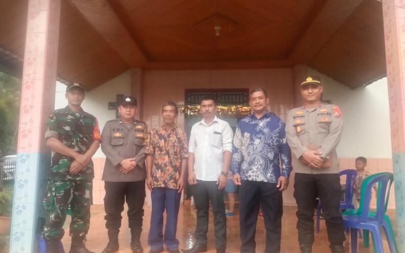 Kapolsek Giri Mulya Pimpin Pengamanan Misa Malam Natal di Gereja GKSBS Desa Giri Mulya
