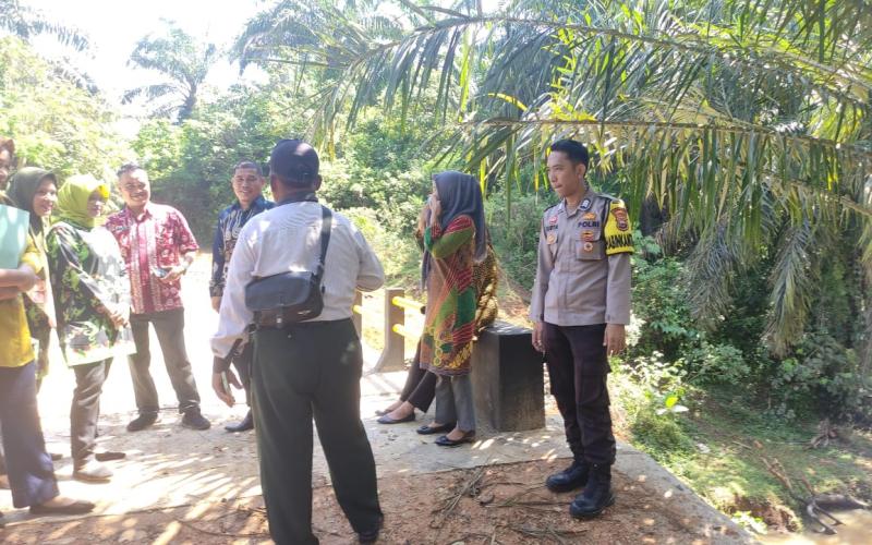 Bhabinkamtibmas Polsek Air Besi Hadiri Kegiatan Sertifikasi Pembangunan Jembatan Jalan Usaha Tani Desa Pasar Bembah