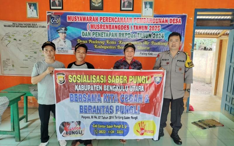 Bhabikamtibmas Polsek Lais Sosialisasikan Saber Pungli di Kantor Desa Padang Kala