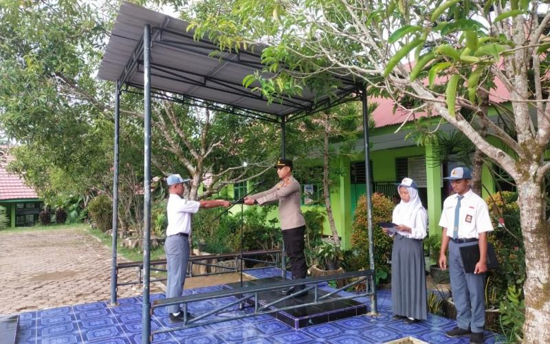 Police Go To School, Kapolsek Giri Mulya Menjadi Pembina Upacara di SMAN 9 Bengkulu Utara