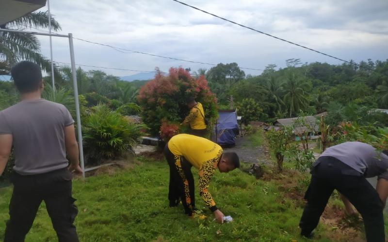 Menjaga Kebersihan dan Kedisiplinan di Lingkungan Kerja Polsek Batiknau Gelar Bersih-Bersih