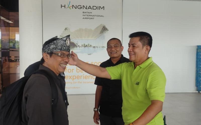 Tiba di Batam Hadiri Rapimprov I SMSI Kepri, Ketum SMSI Firdaus Dipakaikan Tanjak Melayu