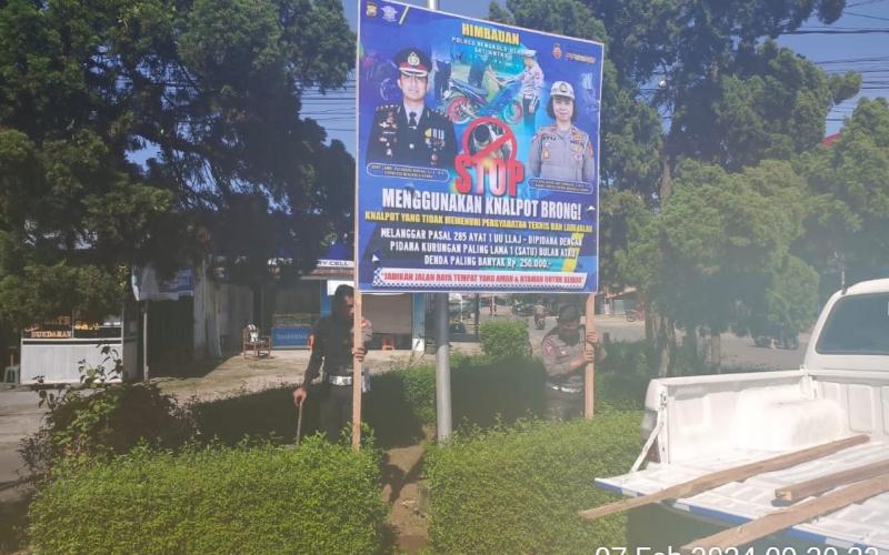 Sat Lantas BU Gencar Pasang Spanduk Larangan Menggunakan Knalpot Tidak Standar Spesifikasi Teknis