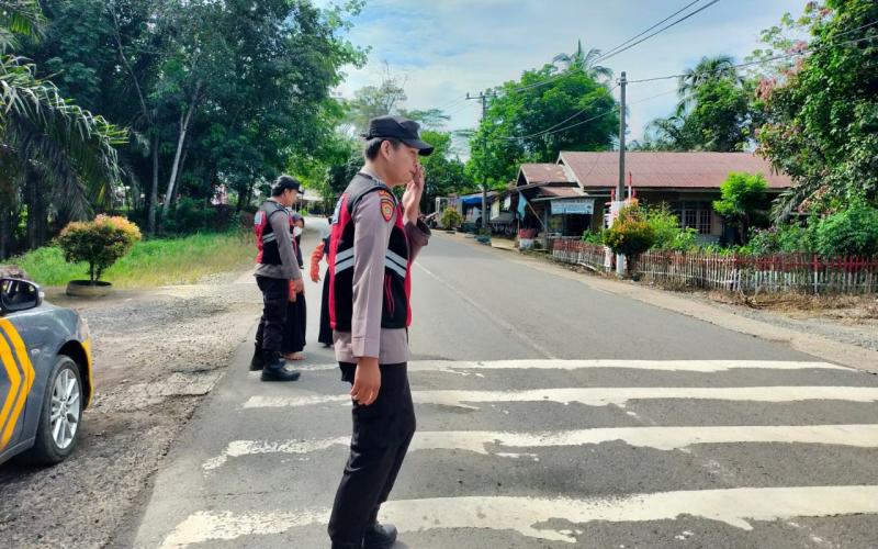 Polsek Batiknau Melakukan Pengaturan Lalin di Titik-titik Rawan