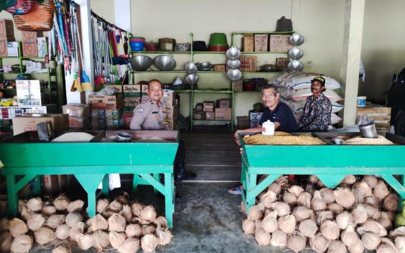 Bhabinkamtibmas Polsek Bengko Cek Harga dan Ketersediaan Bahan Pokok Sembako Serta Sampaikan Imbauan Kamtibmas 