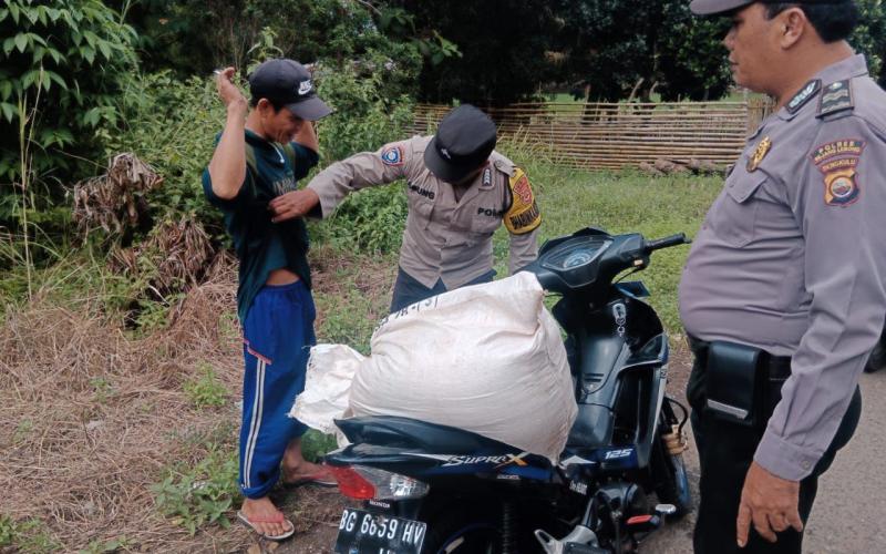 Polsek Kotapadang Lakukan Pemeriksaan Sajam dan Senjata Api di Jalur Lintas