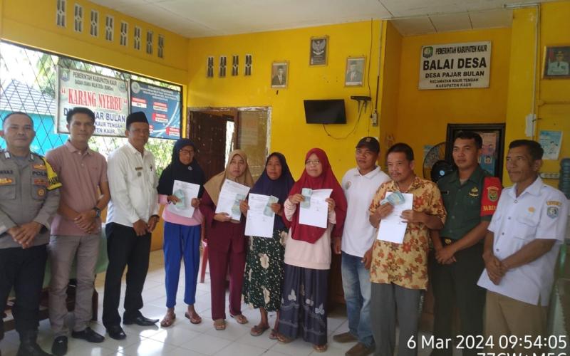 Hadiri Penyaluran BLT DD di Desa Binaan, Bhbainkamtibmas Pesankan Ini 