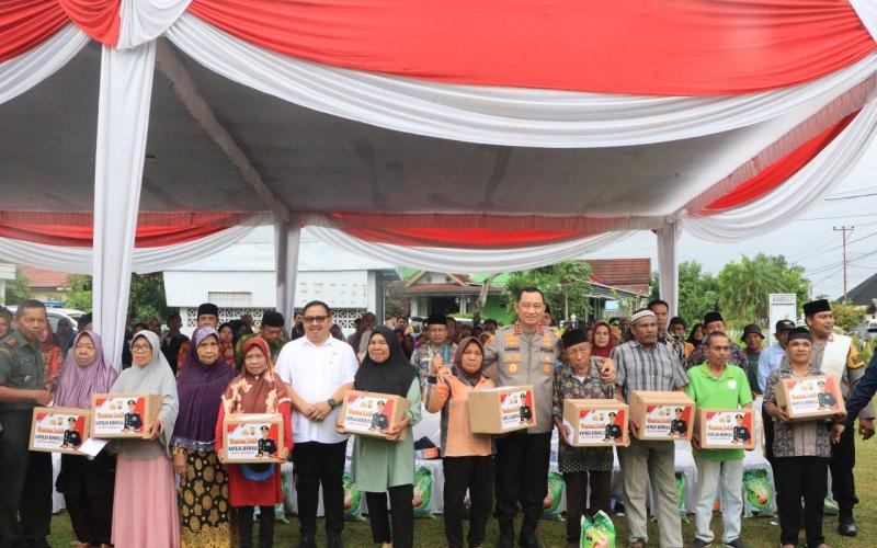 Kapolda Bengkulu Serahkan Bantuan Sosial Kepada Warga Kurang Mampu di Wilayah Hukum Polresta Bengkulu