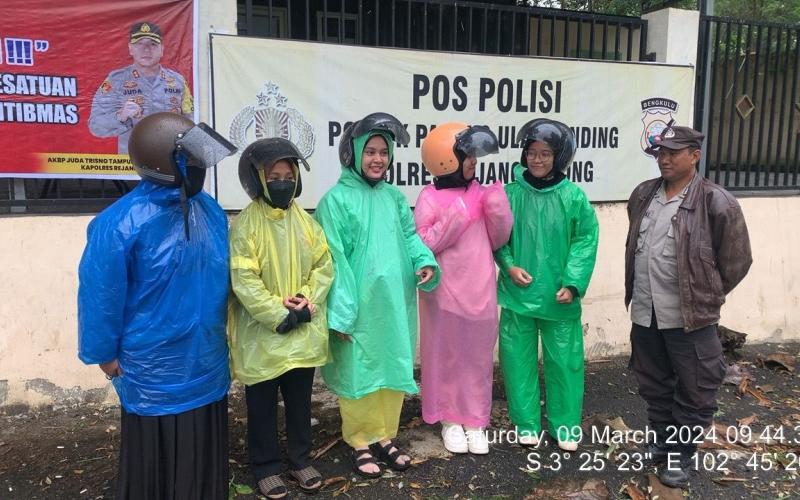 Berikan Rasa Aman, Personel Polsek Sindang Kelingi Kawal 5 Mahasiswa Asal Lubuklinggau Melintasi Jalan Rawan
