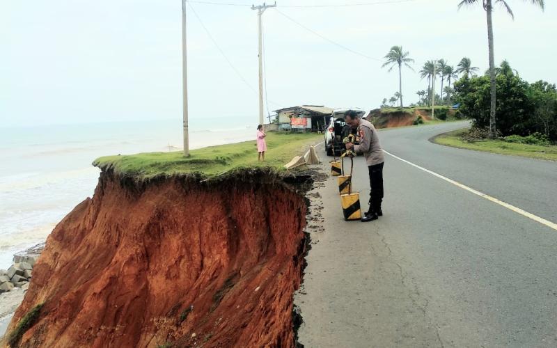 Antisipasi Kecelakaan Akibat Jalan Longsor, Polsek Lais Pasang Police Line dan Penanda