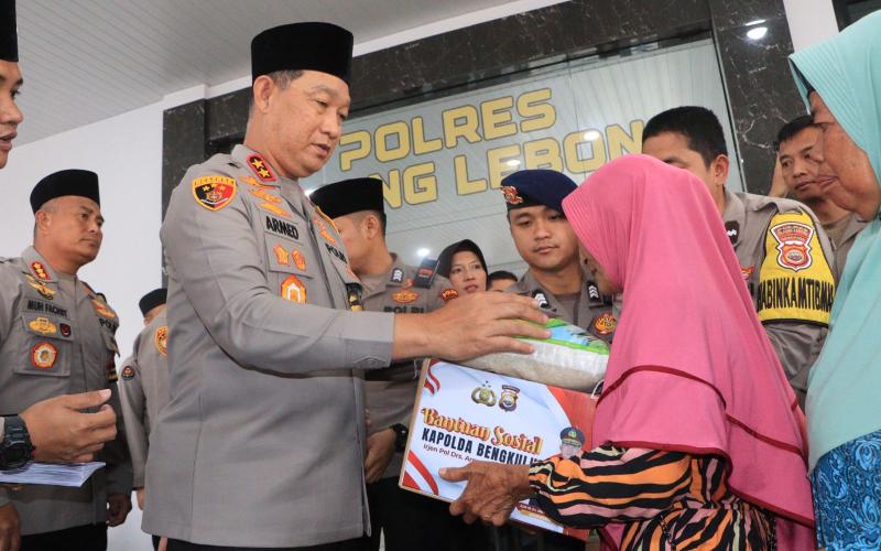 Indahnya Berbagi di Bulan Ramadhan Ala Kapolda Bengkulu di Kabupaten Rejang Lebong    Bengkulu - Memasuki bulan suci ramadhan 1445 H, Kapolda Bengkulu Irjen Pol Drs Armed Wijaya, M.H. membuat gebrakan yakni kegiatan pemberian bantuan sosial. Setelah sebel