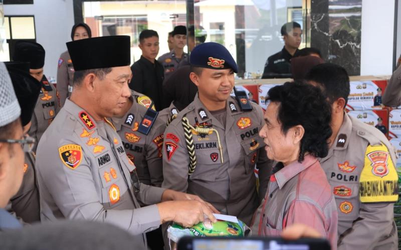 Wujud Kepedulian Polri, Kapolda Bengkulu Salurkan Bnatuan Sembako kepada Masyarakat Rejang Lebong 